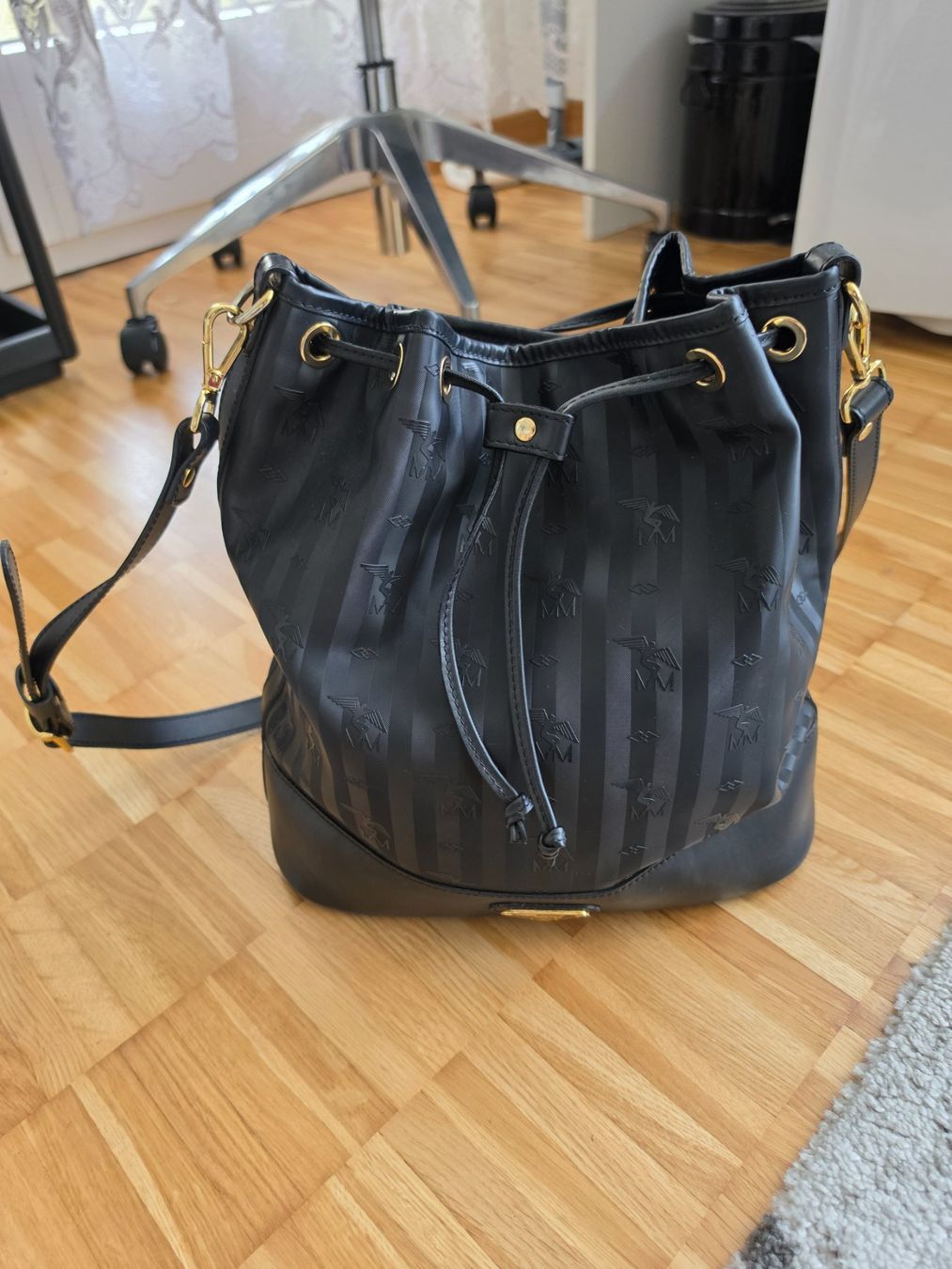 Maison Mollerus Borse da donna: Maison Mollerus Beuteltasche Niesen Schwarz – Usato da Zürich venduto da Sokaina