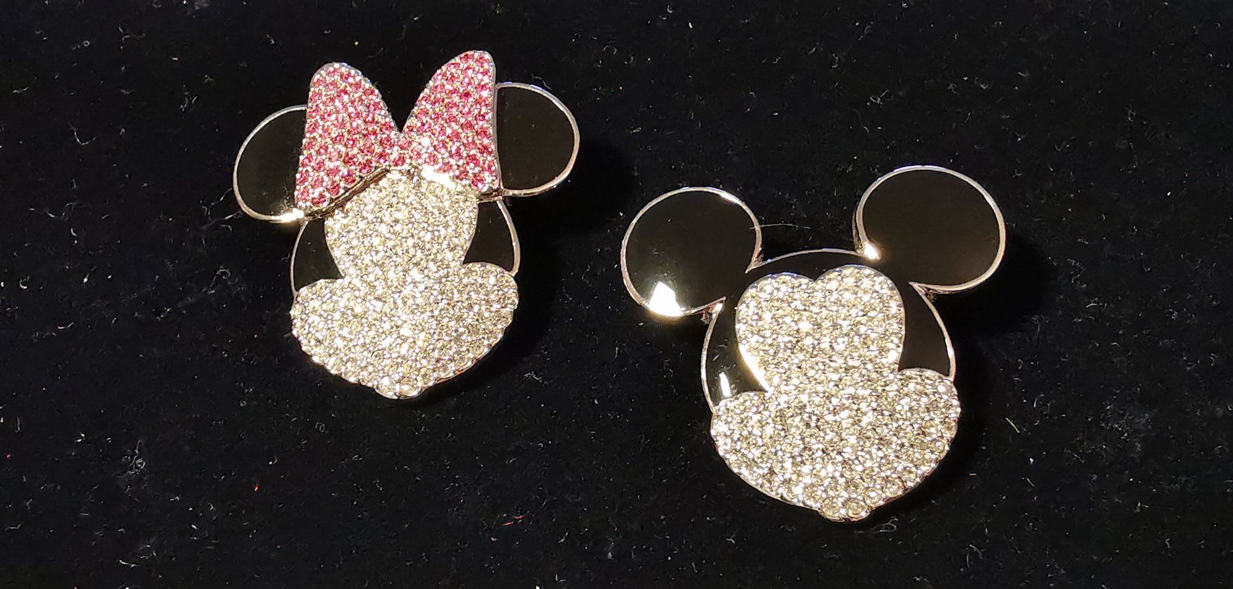 Swarovski Spille & Fermagli: 2 Swarovski Disney Broschen Daisy & Mickey – Nuovo (secondo la descrizione) da Zürich venduto da Efriede