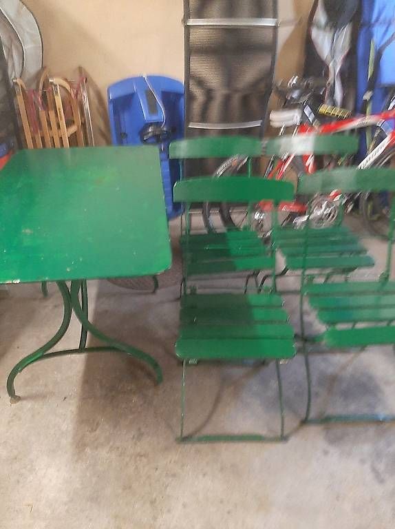 Set de table et chaises: Alter Metall Gartentisch plus 6 passende Stühle – D'occasion à Bern par bubumattiaanina