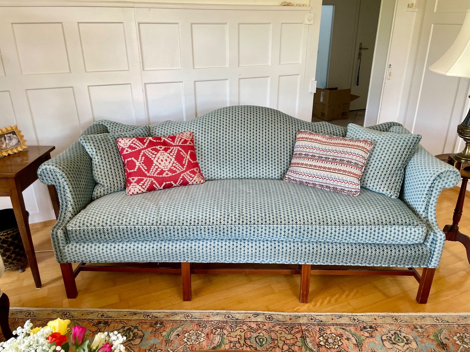 Divani: Elegantes Camelback Sofa im englischen Stil – Usato da Sissach venduto da mol_mjg8