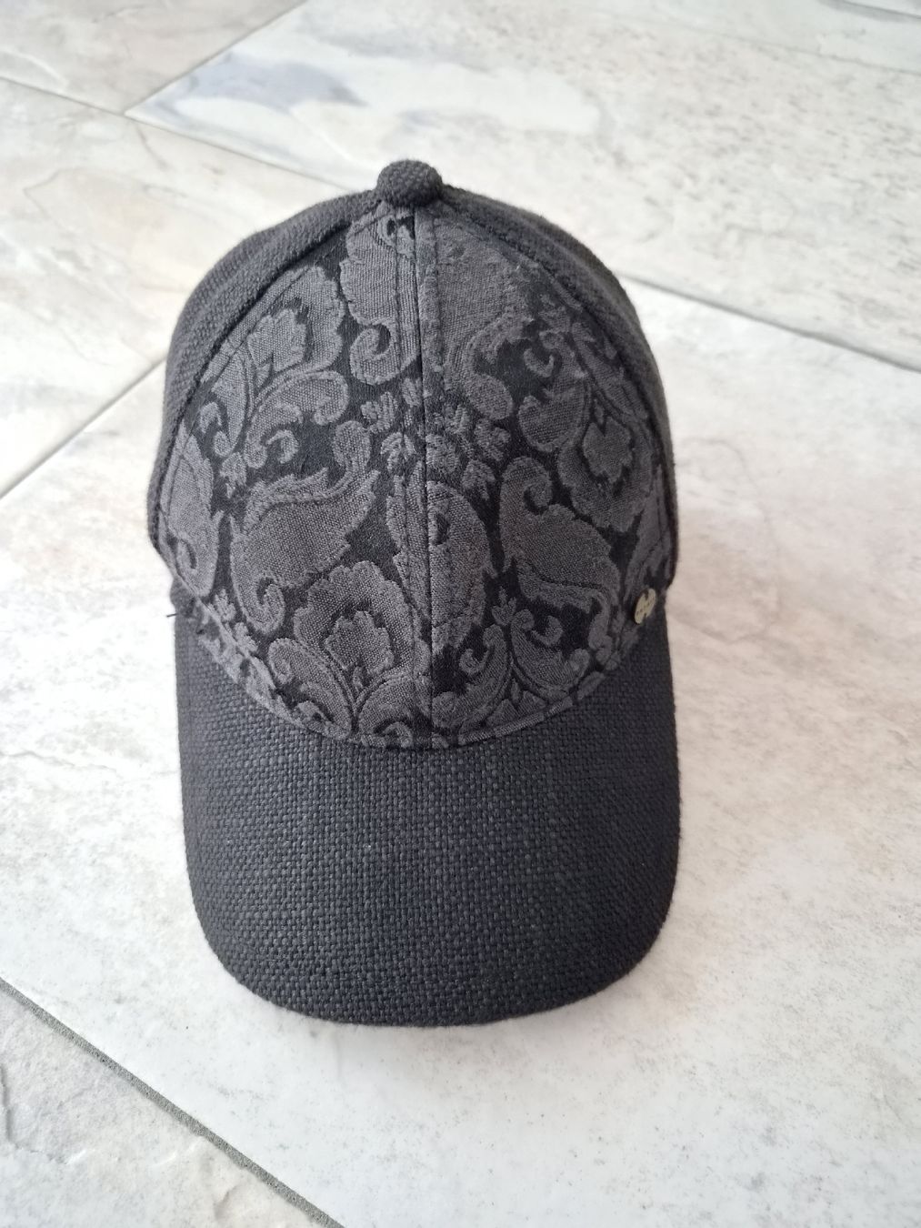 Esprit Chapeaux, bonnets & casquettes: Kappe Esprit, schwarz, bestickt  – D'occasion à Niederrohrdorf par Miripfiri