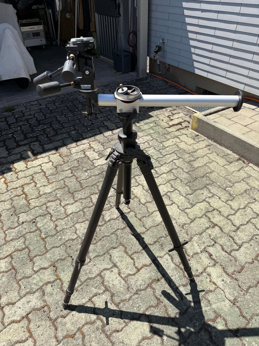 Manfrotto Treppiedi & Teste: Manfrotto Fotostativ, sehr stabil – Usato da Alchenflüh venduto da Siriusbern 2
