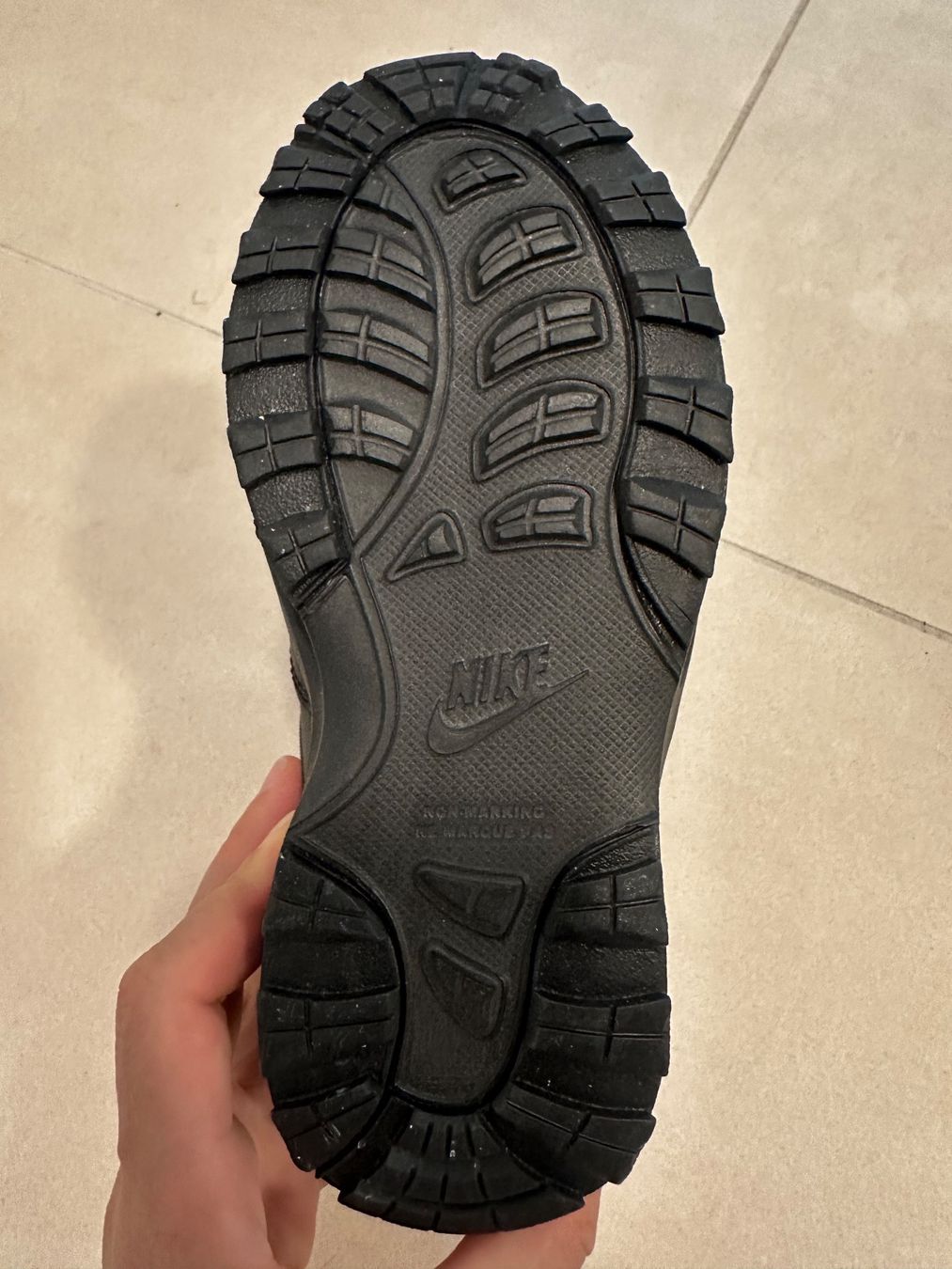 Nike Scarpe per ragazzi: Neue Nike Kinder Schuhe Gr.28 – Nuovo (secondo la descrizione) da Zürich venduto da bur_6jq9 4