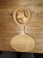 Cuillère sculptée en bois illustrant un  chamois,  