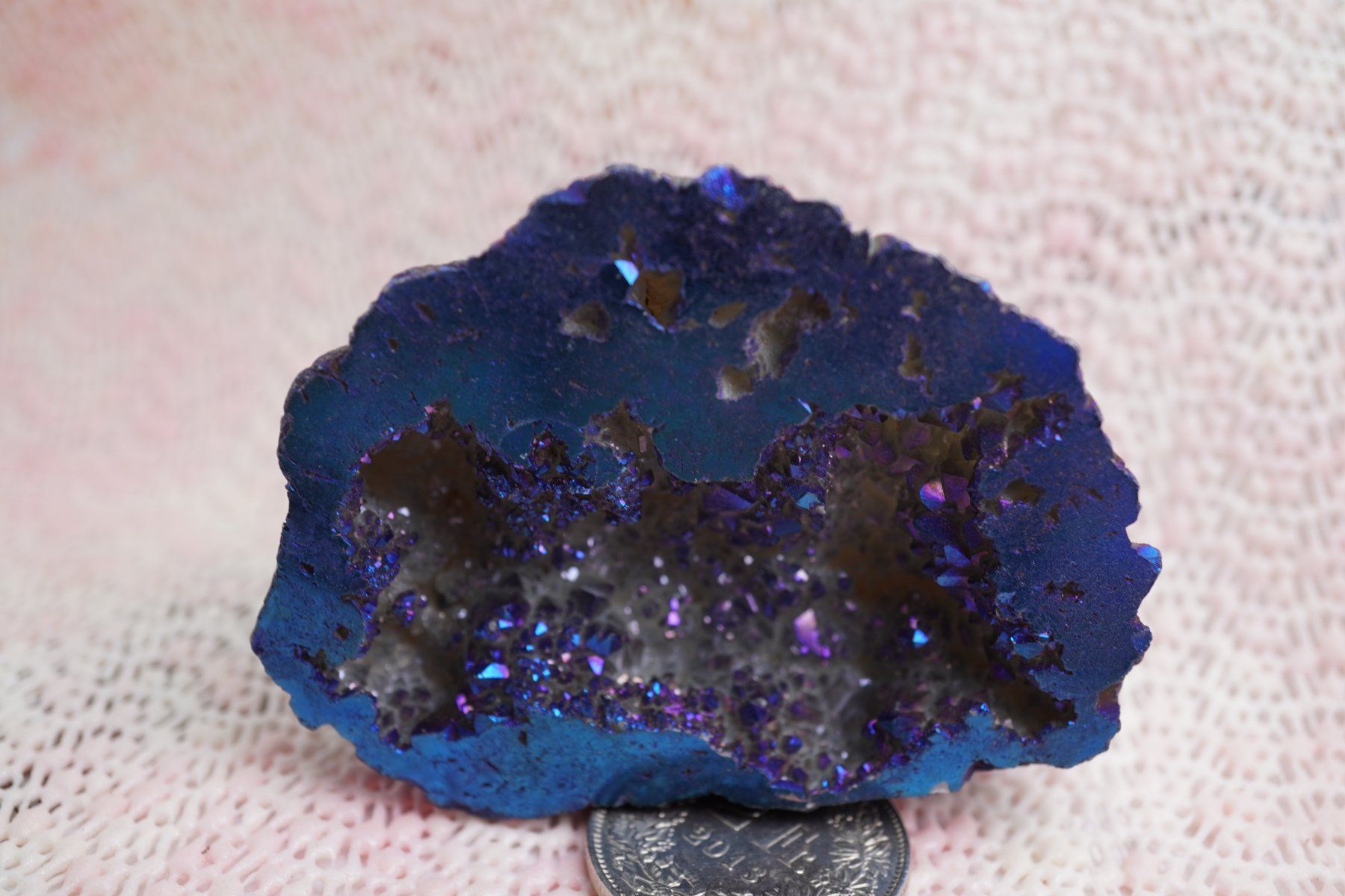 Minerali & Pietre curative: Calcit  Geode   Blau Eingefärbt  Irisierend  7cm – Nuovo e nell'imballaggio originale da Eschenbach venduto da Fengg 1