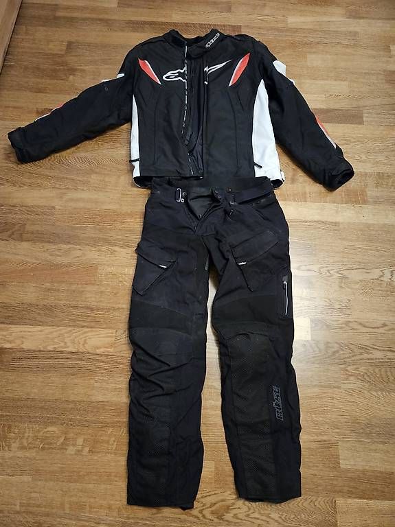 Lotti di vestiti: Motorrad Kleidung – Usato da Steffisburg venduto da msp_9dkj