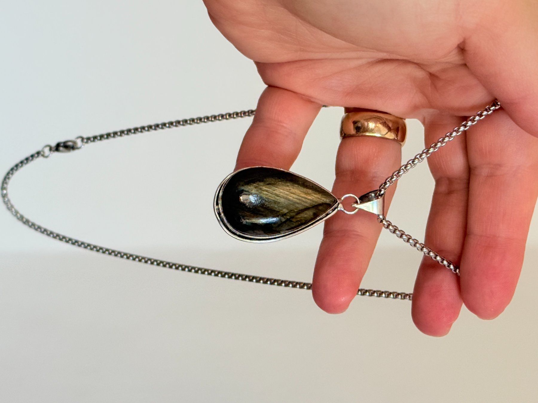 Catenine: Collier vintage avec pendentif pierre Labradorite – Nuovo e nell'imballaggio originale da Genève venduto da AWWA 1