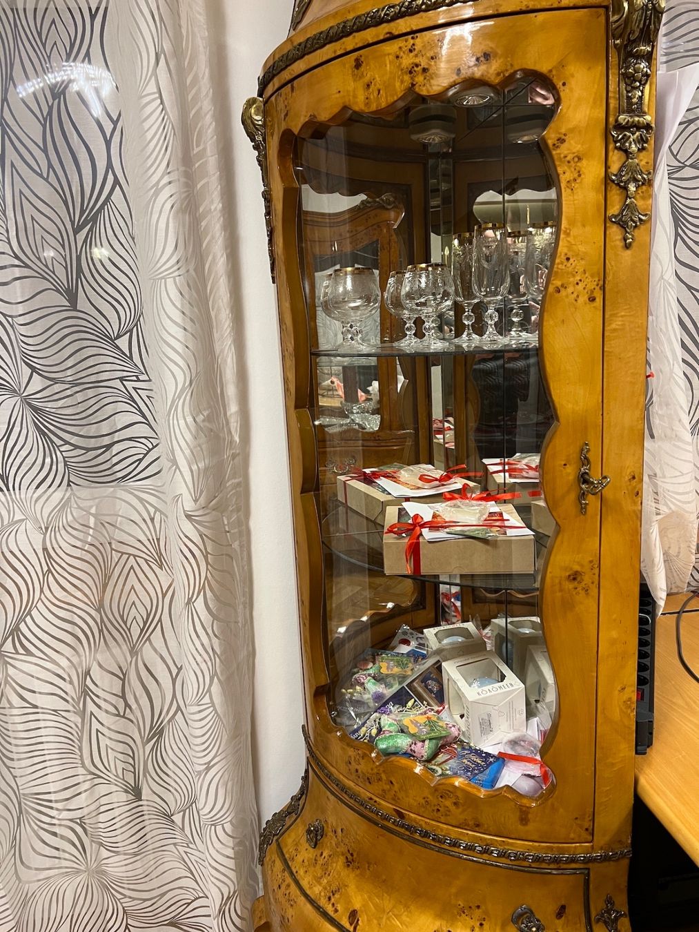 Vetrine: Barock Vitrine Eckvitrine Eckschrank Barockstil Messing – Usato da Gemünden venduto da GEUENWALD 4
