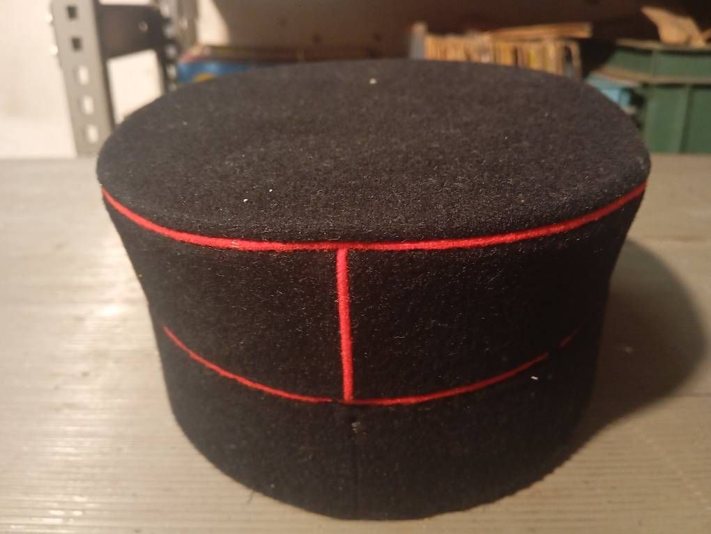 Copricapi, berretti & cappellini: Uniform Hut Feuerwehr – Usato da Basel venduto da Petergunn 4