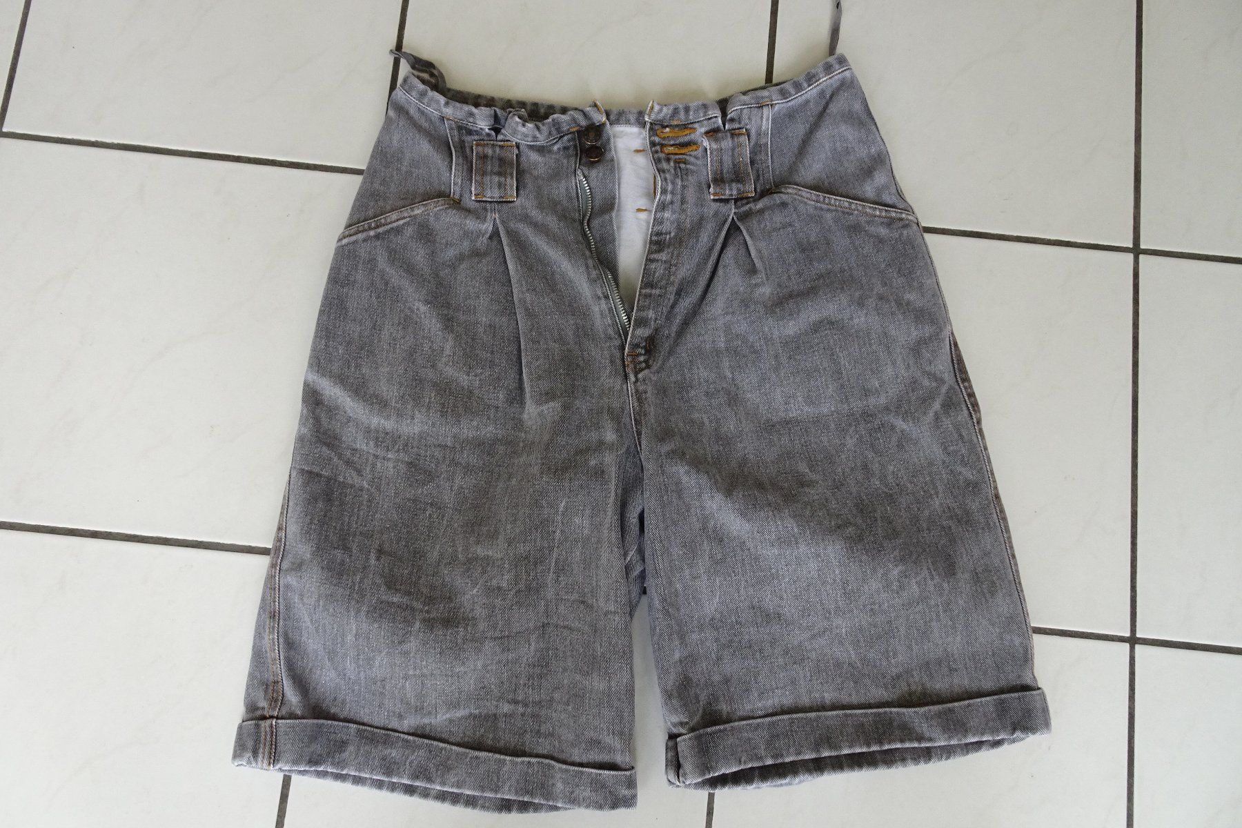 Hosen: Jeans Short, Bermuda grau meliert Gr 38 – Gebraucht aus Strengelbach von schmetterling20 4