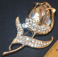 Brosche K-695F – Rose Strasssteine & Zinklegierung