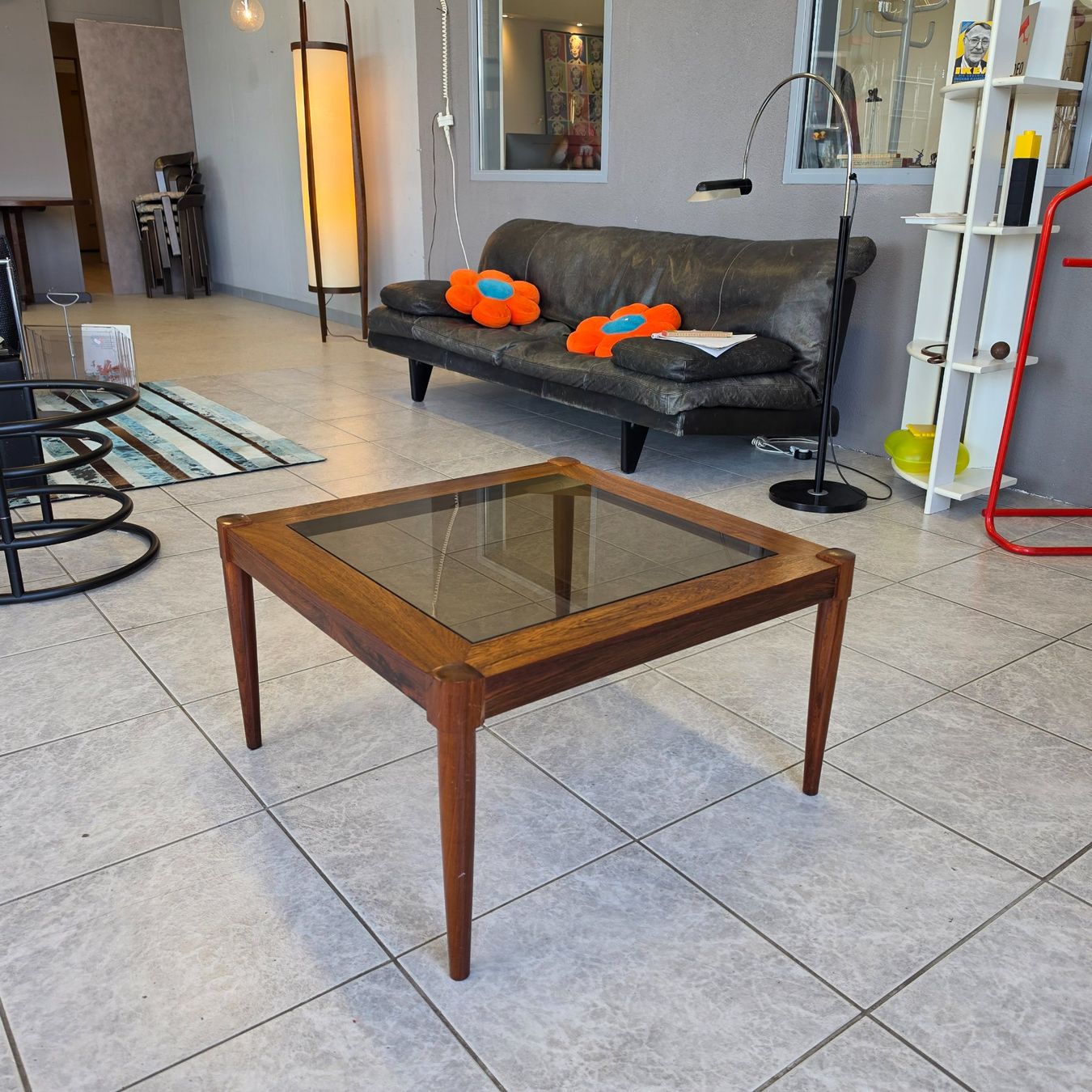 Tische: Palisander Couchtisch Coffee-Table mit Rauchlglas Salontisch – Gebraucht aus Nottwil von Wondewa-Shop 1