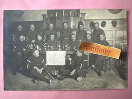 1915 Militär-Postkarte mit Soldaten der Feldschlächterei