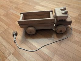 Holzspielzeug LKW zum Ziehen, robust und liebevoll gemacht