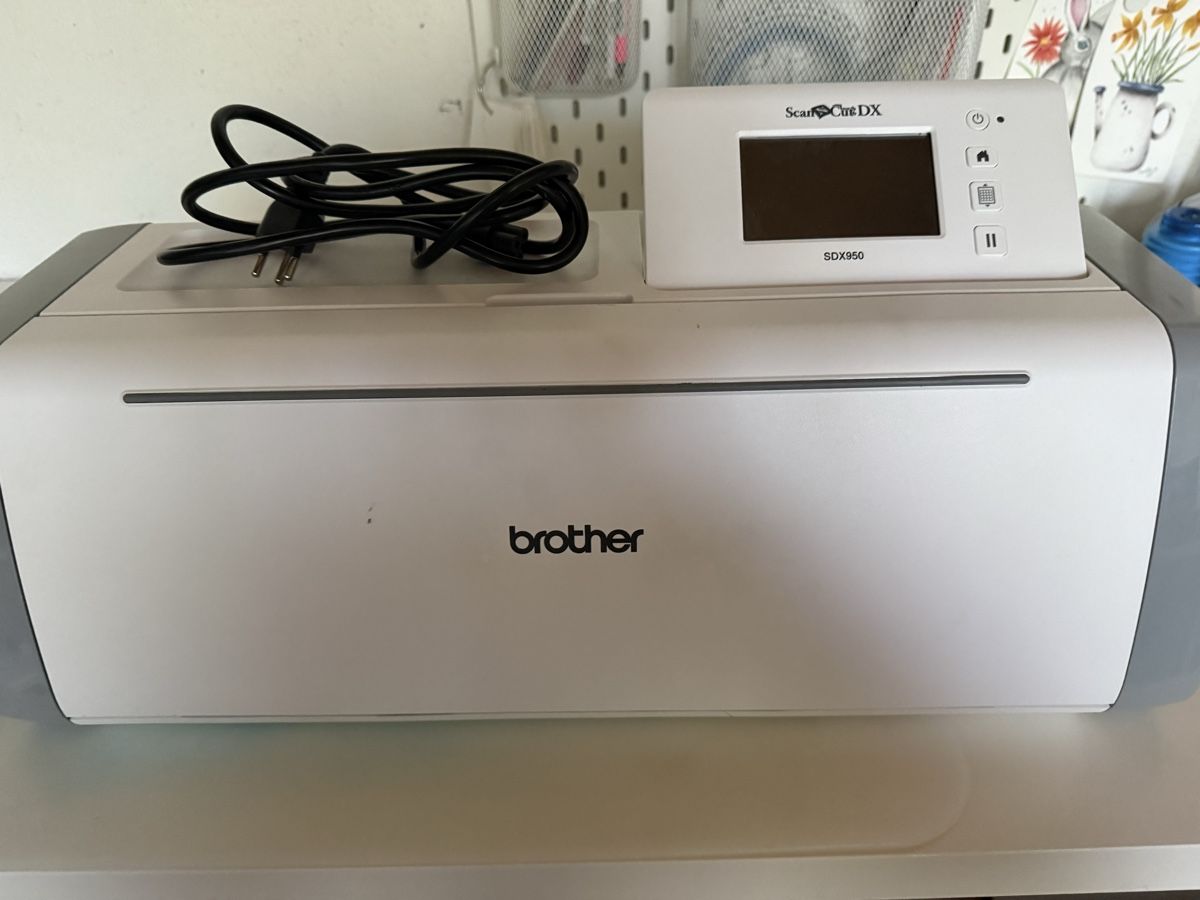 Toutes les machines: Brother ScanNCut DX SDX950 Schneideplotter neuwertig – D'occasion à Reutigen par Biene0070