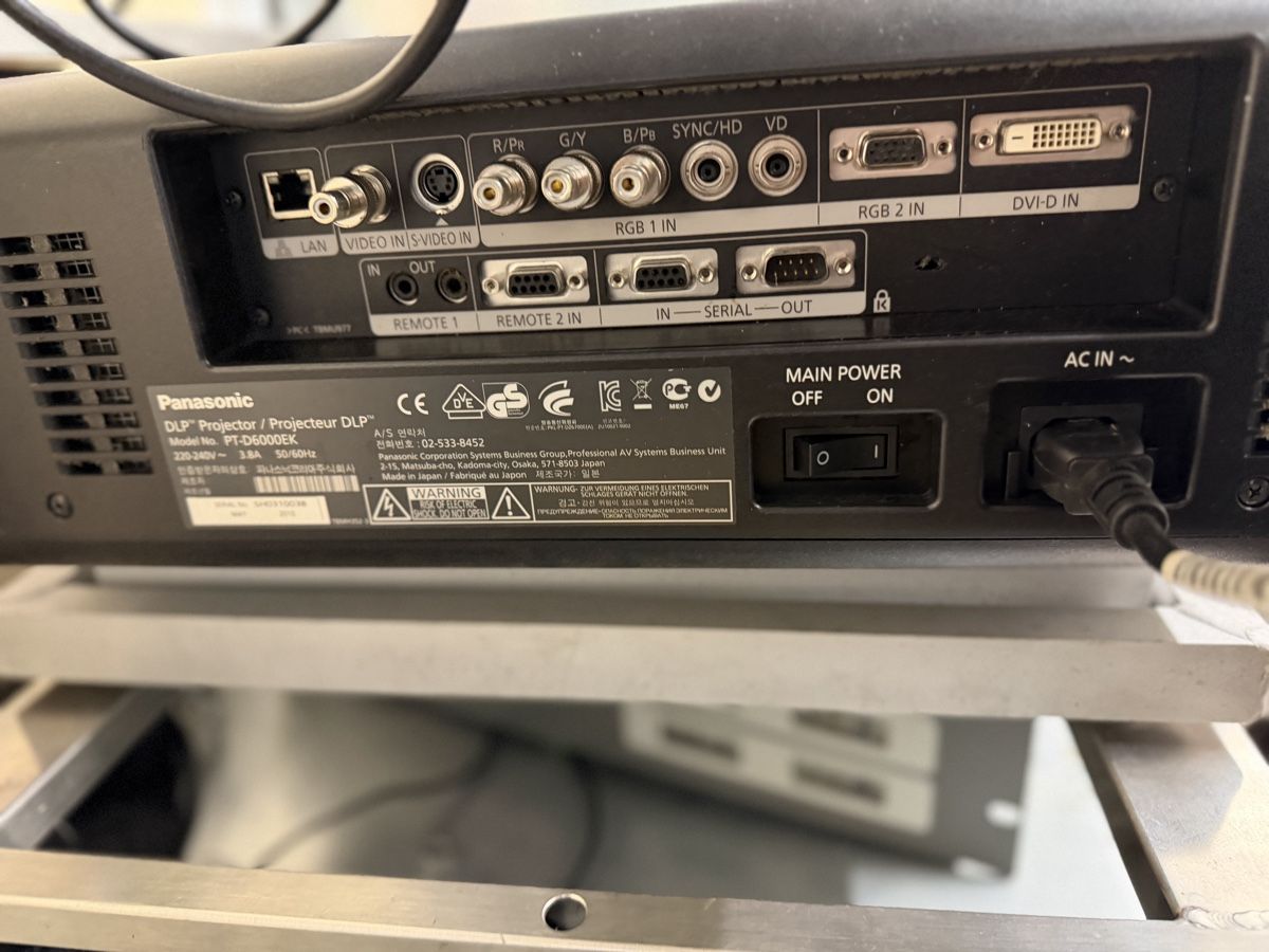 Panasonic Proiettori: Panasonic PT-D6000 Beamer mit Linse – Usato da Wiler Lötschen venduto da PADDY-25 5