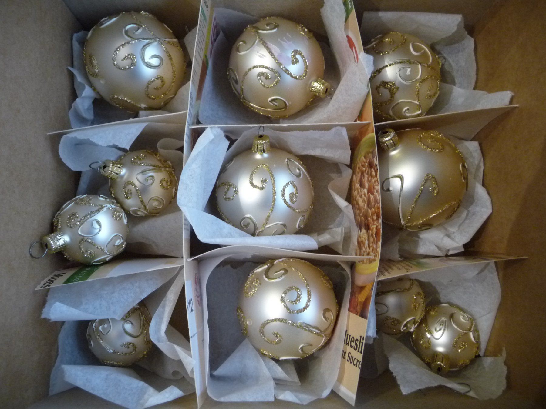 Toutes les décorations: 24 Teile crèmefarbener Christbaumschmuck – D'occasion à Alpnach Dorf par marvo 7