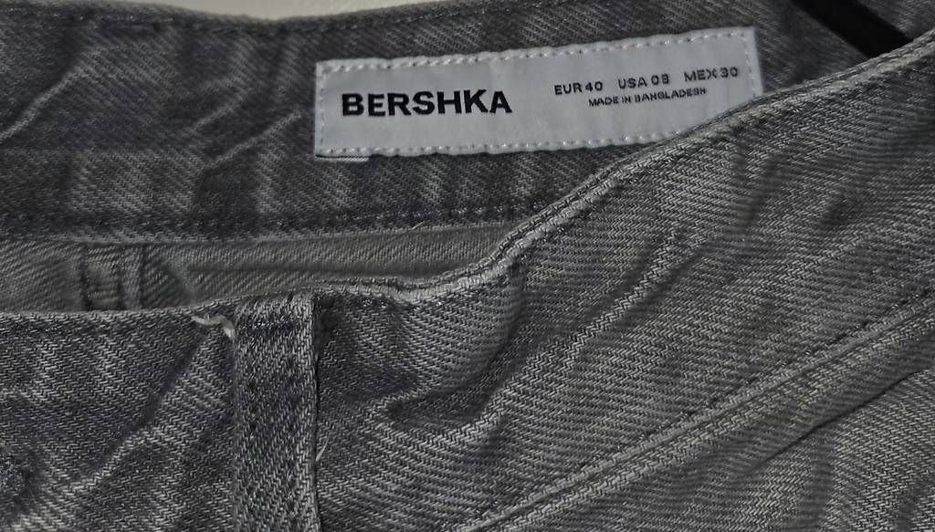Jeans: Bershka Jeans Grau  – Usato da St. Gallen venduto da ruz_t5lk 1