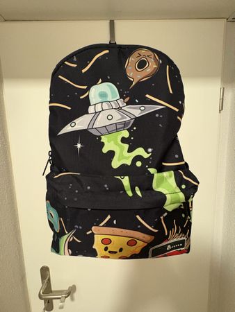 Rucksack Space Junks Motiv schwarz neuwertiger Zustand