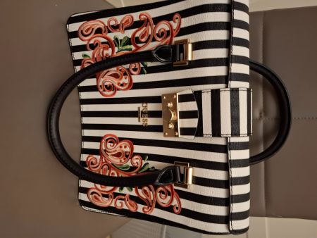 Sac à main Guess rayé noir et blanc - Très tendance!