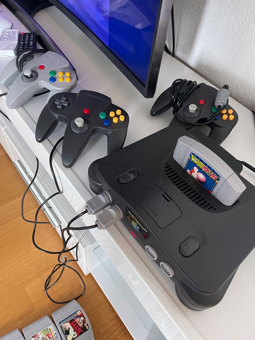 Nintendo Console: Nintendo 64 mit 3 controller und 22 Spiele inkl. Controller – Usato da Oensingen venduto da aziri123