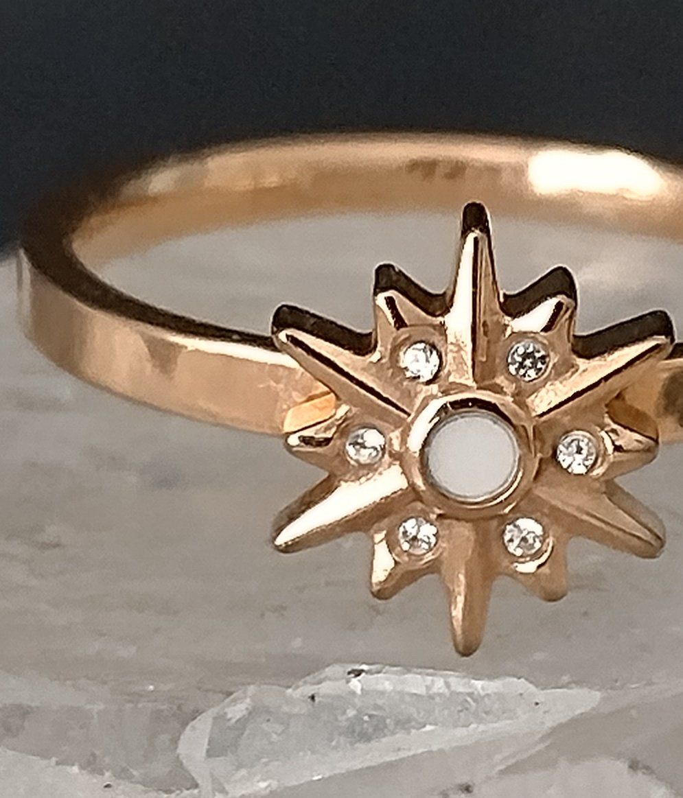 Anelli: ASTERISK RING ROSE  VON HOLZKERN MIT WEISSEM PERLMUTT – Usato da Romanshorn venduto da BoutiqueA 1