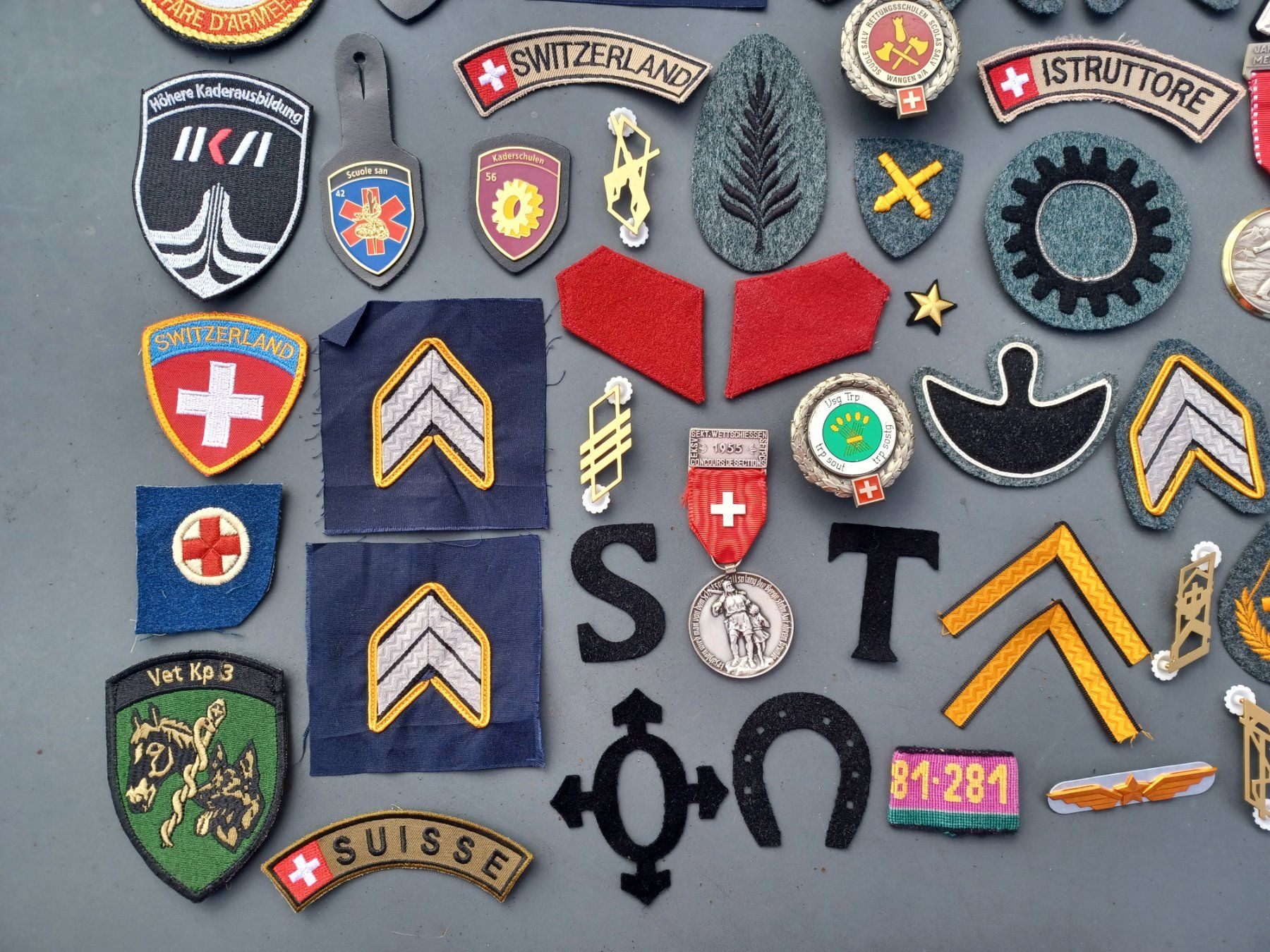 Armée suisse Uniformes: Lot verschiedene alte Abzeichen – D'occasion à Horw par Mikesch108 3