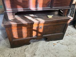 Truhe Holz antik mit Gravur, unrestauriert