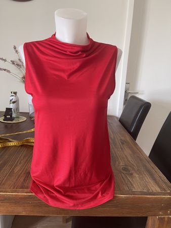 Top rouge sans manches COS L comme neuf très sexy