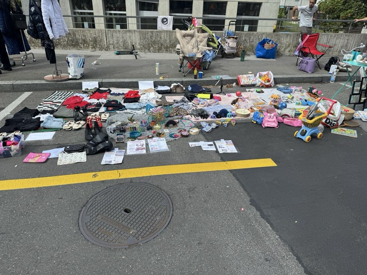 Kit bricolage: Objets divers vide-grenier jouets et habits occasion – Usato da Lausanne venduto da ahm_9l9k