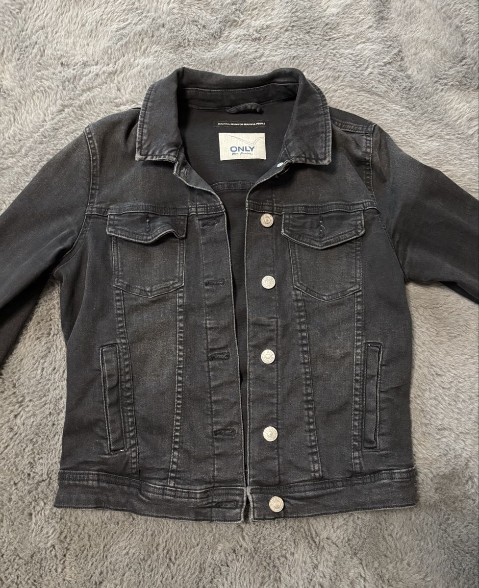 Only Giacche: Stylish black denim jacket, size S – Usato da Wichtrach venduto da Re_Fit