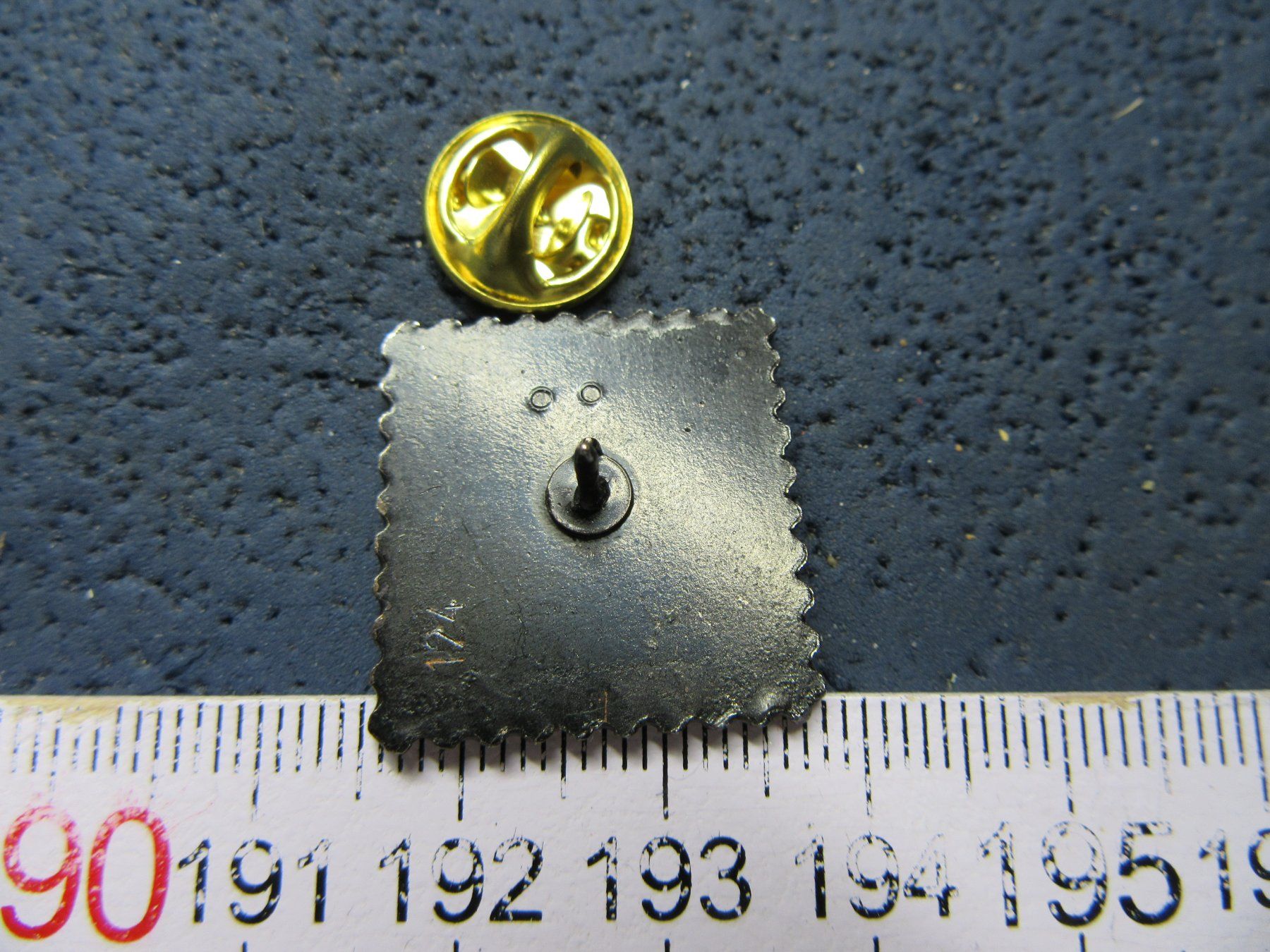 Swiss Plaketten & Abzeichen: KUH AIR MAIL PIN ENAMEL – Gebraucht aus Ettingen von Hausi4711 1