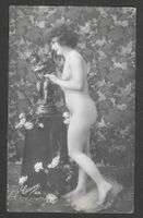 Erotik / Akt nackte Frau mit Bronzestatue