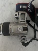 Analog Kamera Canon EOS 300 mit Objektiv 28-90mm