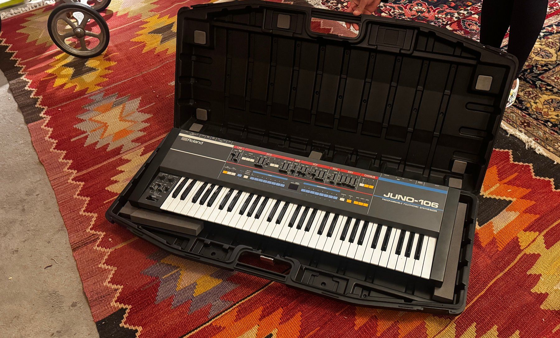 Roland Strumenti musicali: Roland JUNO-106 61-Keys 6 Voice Programmable Polyphonic Synt – Usato da Genève venduto da Symphonykid 5
