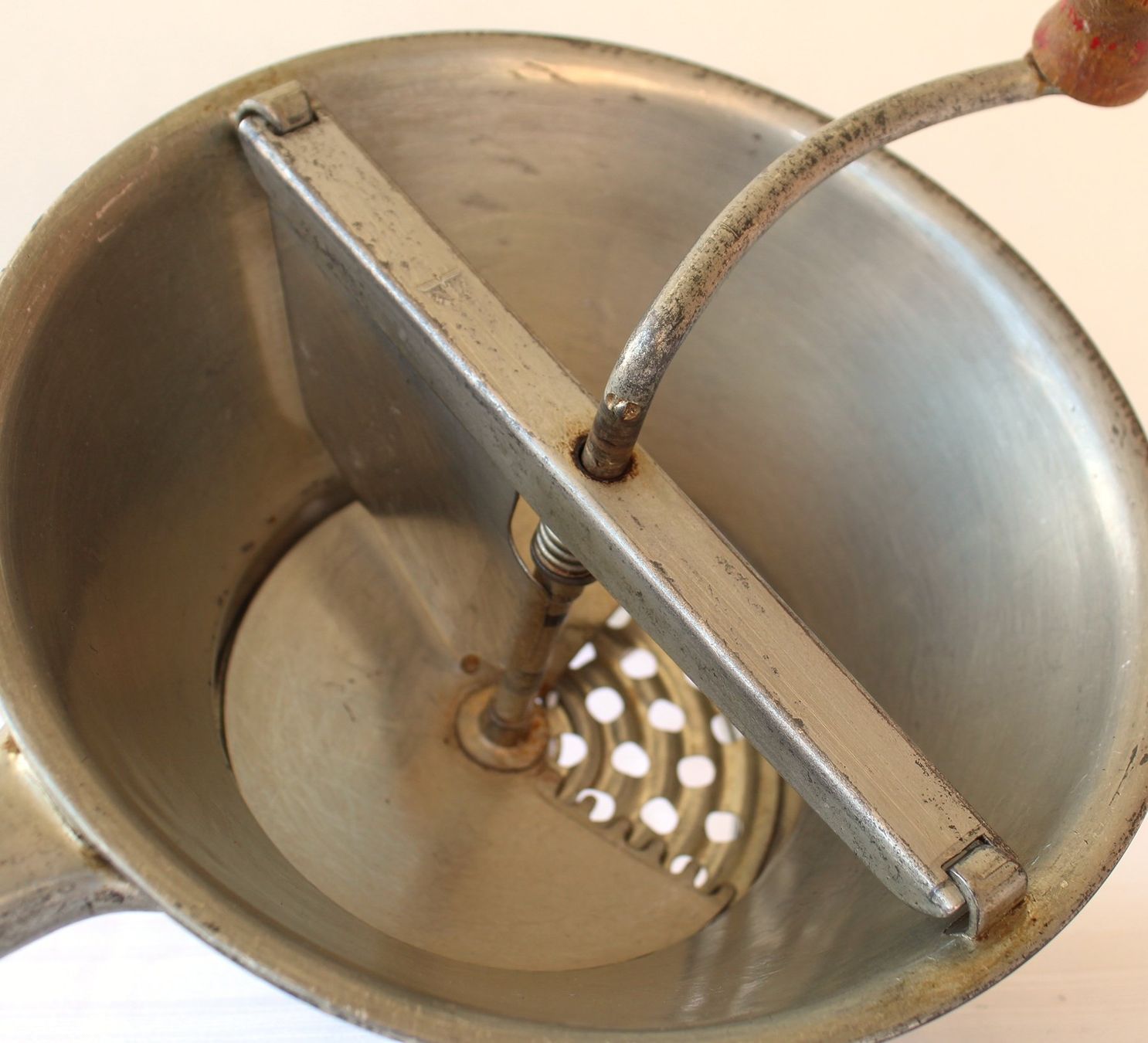 Elettrodomestici da cucina: Alte Passetout 57 Passiergerät Handkurbel mit 2 Scheiben – Usato da Zürich venduto da Auctionata 6