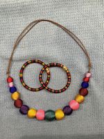 2 Armreifen und Kette bunt umwickelt