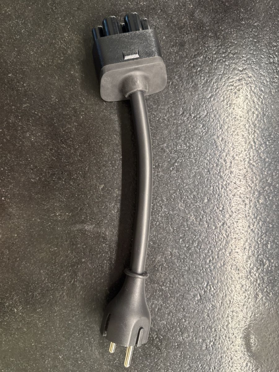 Tesla Sonstiges Fahrzeugzubehör: Tesla Schuko-Adapter EU – Neu (gemäss Beschreibung) aus Gossau ZH von che_q7f9 1