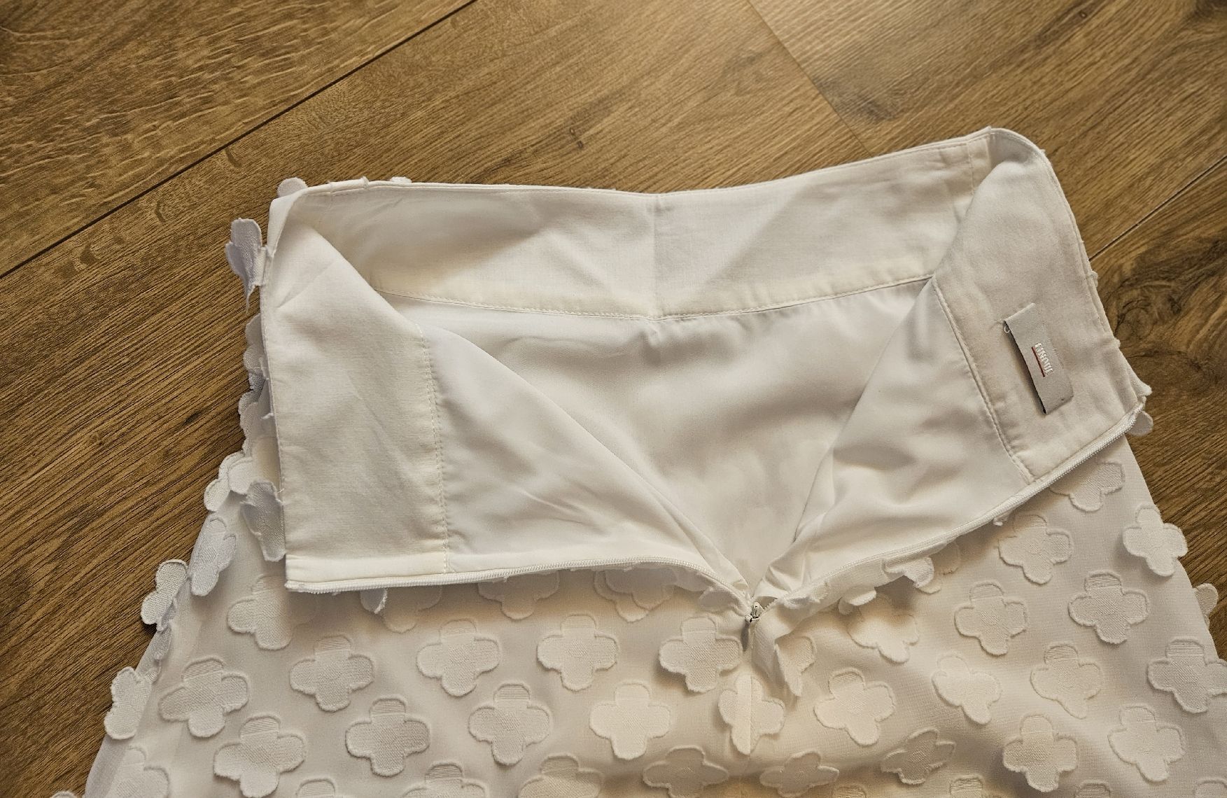 Cinque Gonne: Cinque Sommerrock, Gr. 32, Weiss mit Blumenmuster. – Nuovo (secondo la descrizione) da Rhäzüns venduto da inf_rcj7 3