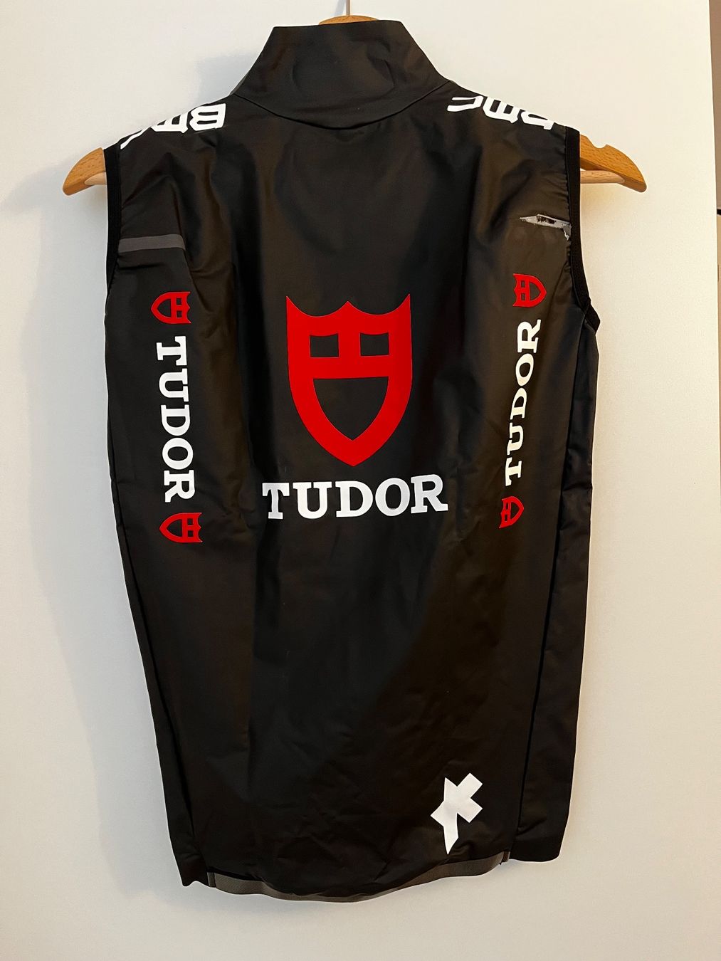 Assos Gilets & Westen: Assos Tudor Rain Vest – Gebraucht aus Emmenbrücke von Rol.T