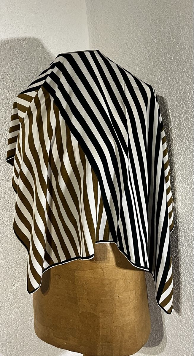 Foulards, Tücher & Schals: Foulard en soie – Gebraucht aus St-Pierre-Clages von ste_xk6p 1