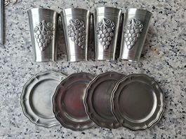 4 Zinnbecher mit 4 Untertellern Traubenmotiv 