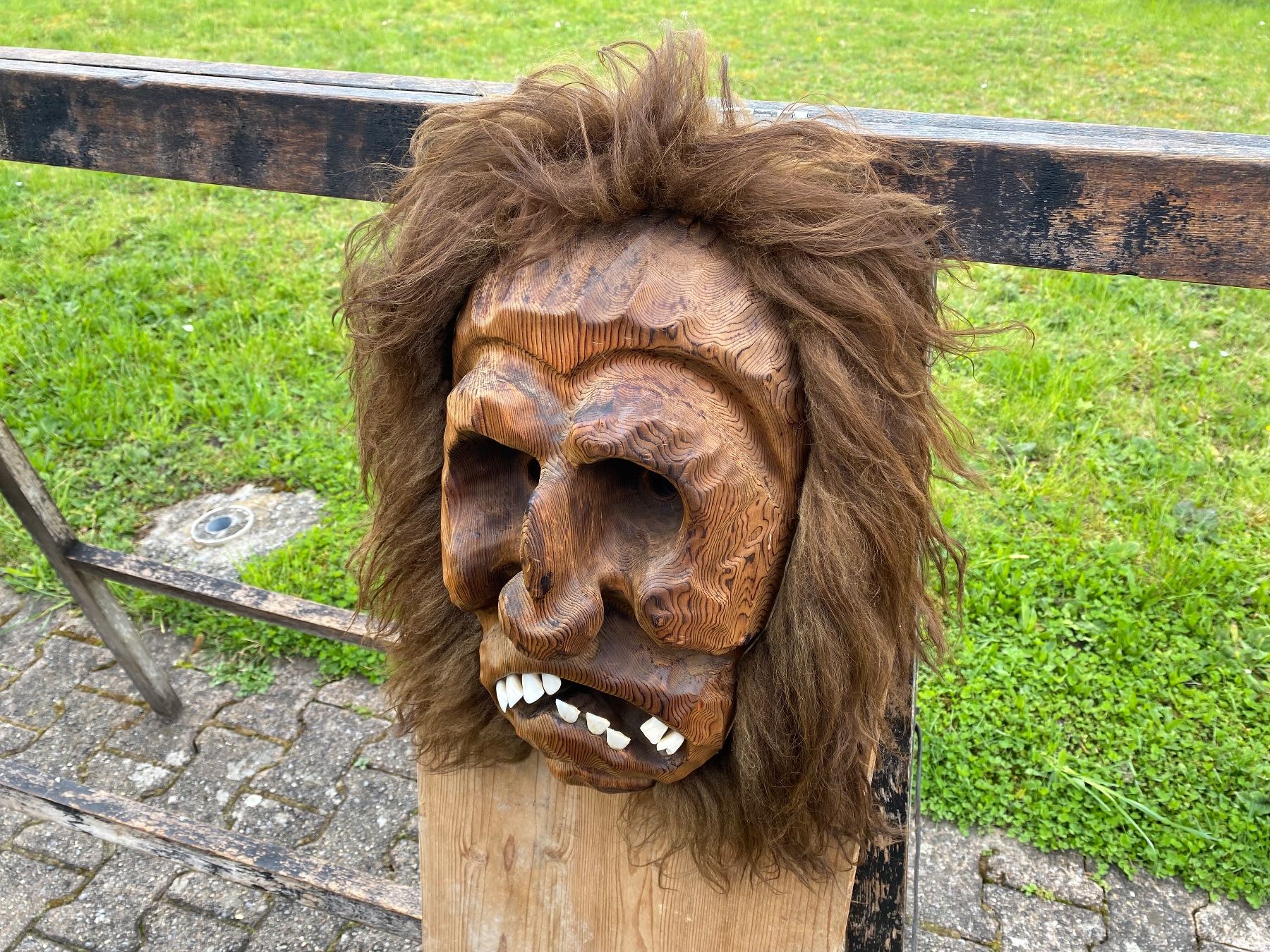 Altro in Antiquarato & Arte: sehr schöne alte grosse Walliser Holzmaske – Usato da Feldbach venduto da Olive1 2