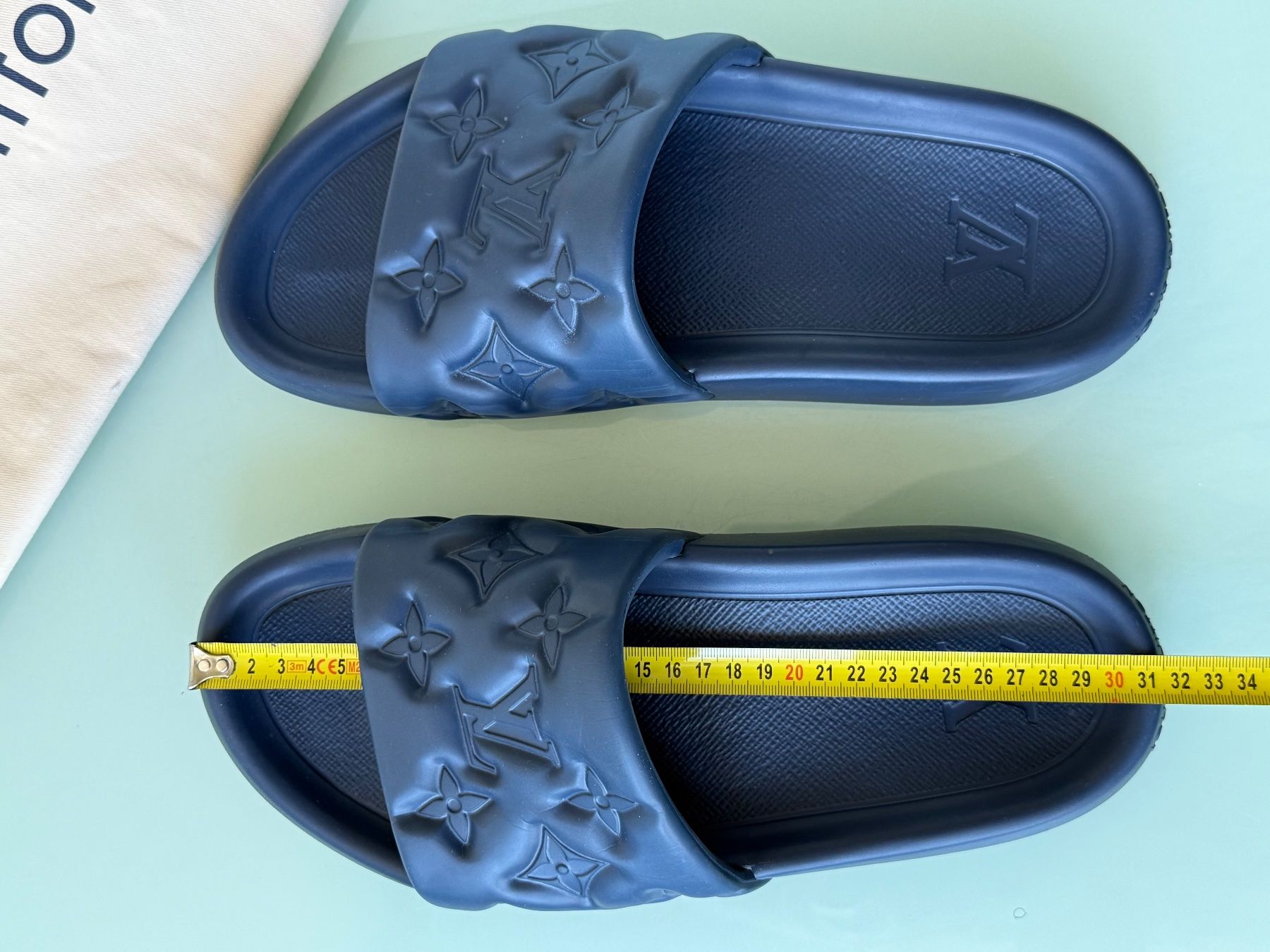 Louis Vuitton Scarpe da uomo: LOUIS VUITTON Waterfront Monogram Embossed Mule Slide 43.5 – Usato da Kreuzlingen venduto da kruezbiz 9