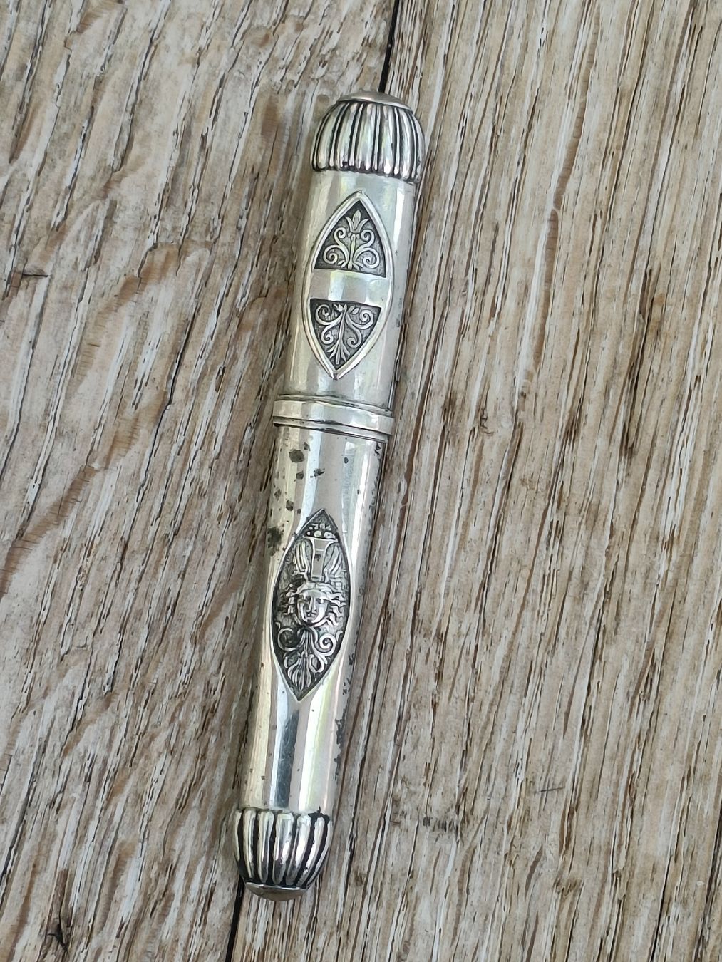 Statuette: Antike Nadel Dose mit Nadeln – Usato da Brugg AG venduto da Ente015