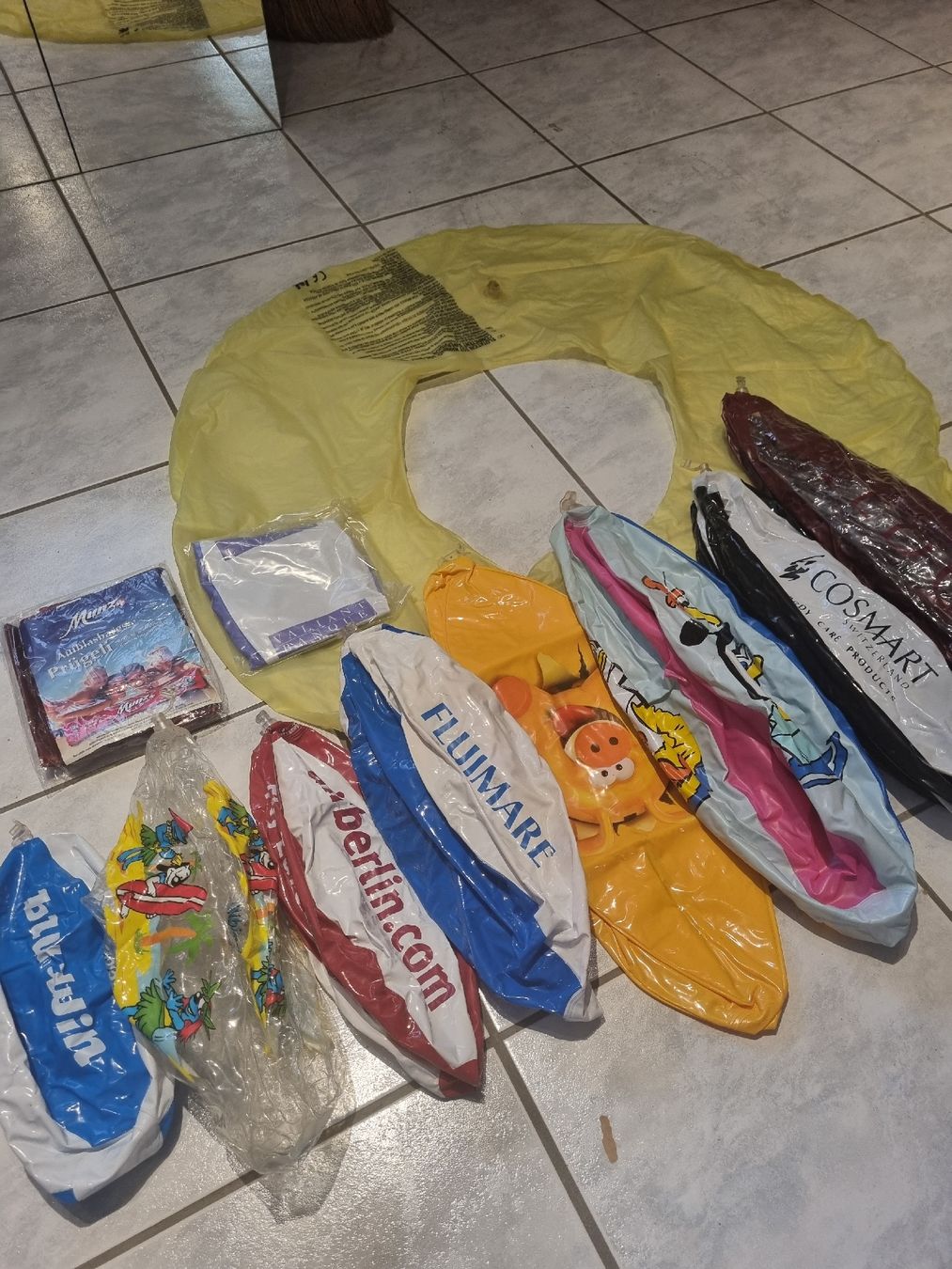Schwimmringe: Konvolut an aufblasbaren Sachen – Gebraucht aus Murten von Inf-shop 1