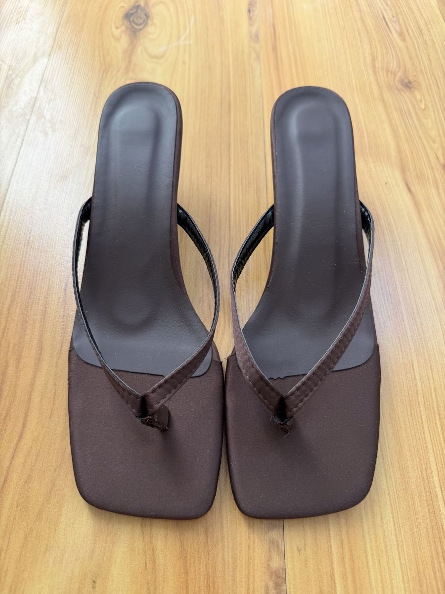 Damenschuhe: Brown Square-Toe Thong Kitten Heel Sandals Size 42 – Neu und originalverpackt aus Bursinel von maya_78 1
