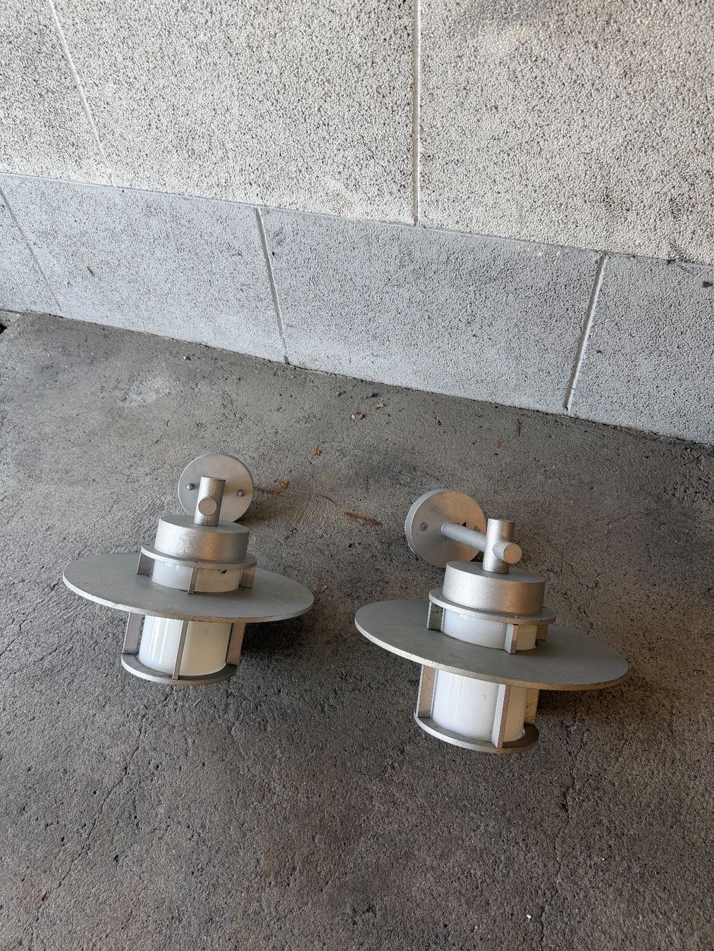 Lampes: Zwei identische Aussenleuchten, silber – D'occasion à Winterthur par Christianpunkts