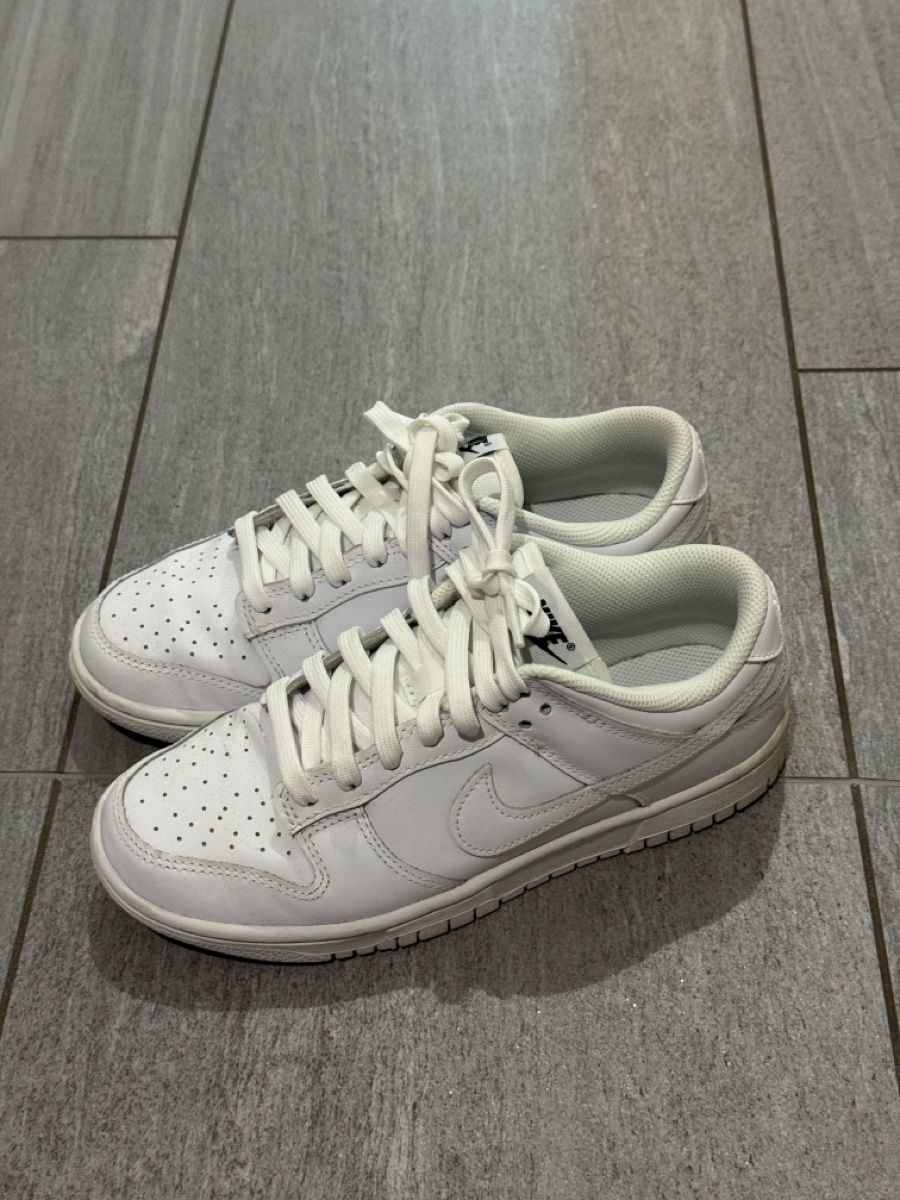 Nike Chaussures femmes: Nike Dunk Low Triple White grösse 37,5 – Neuf (Voir description) à Augst BL par ssharonc
