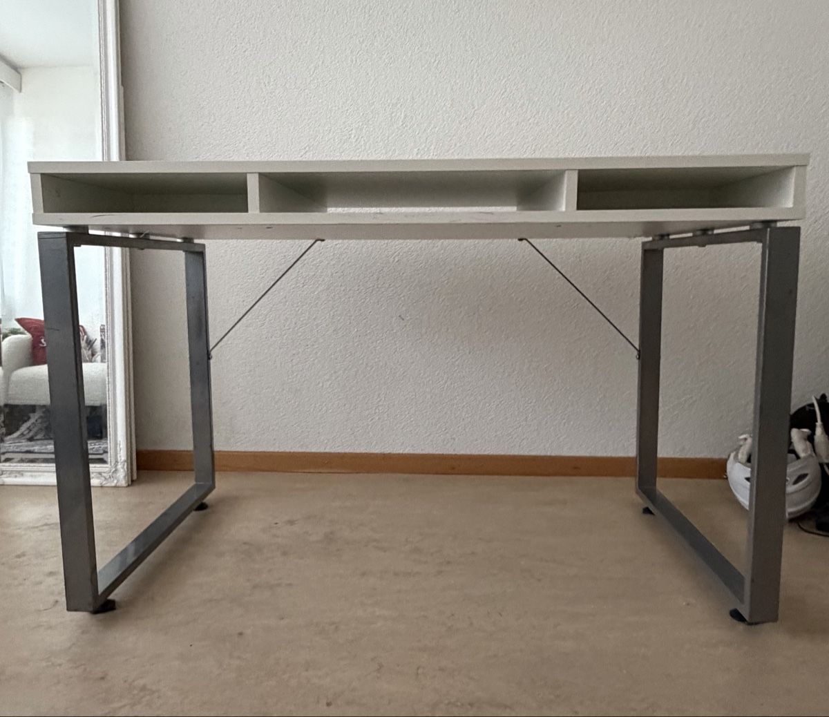 Bureaux: Weisser Schreibtisch mit Metallgestell – D'occasion à Kloten par alaned